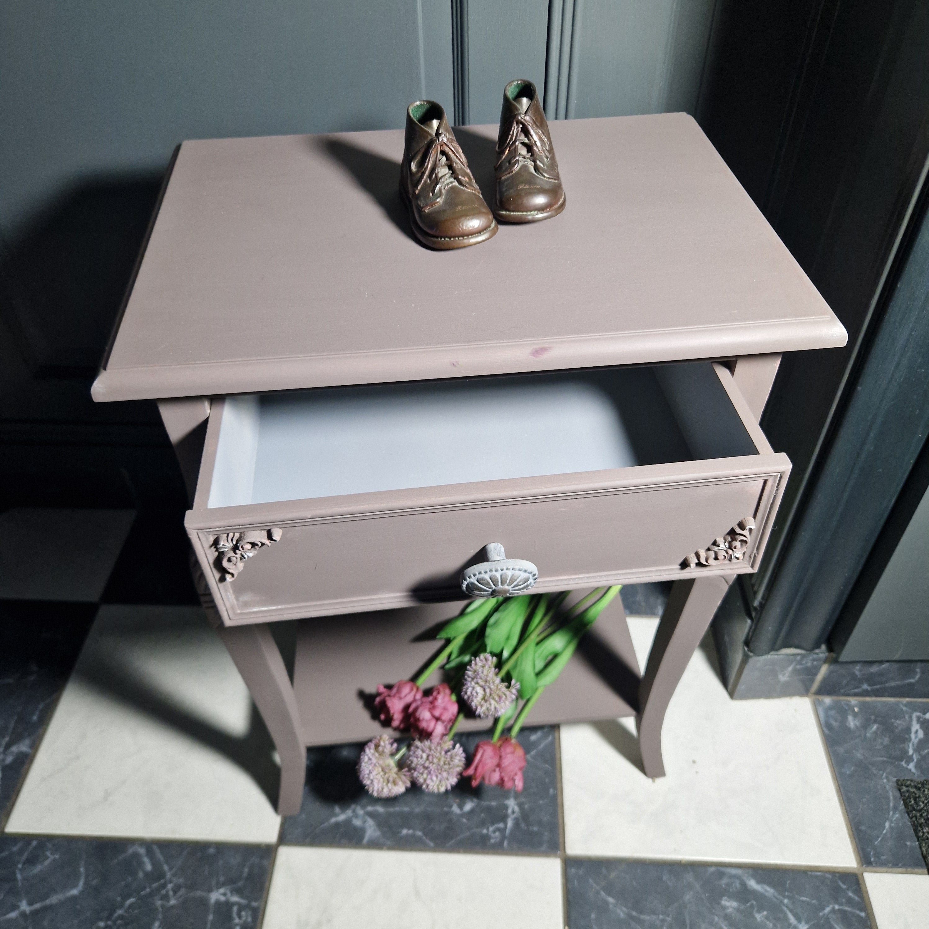 Brocante tafel, bijzet-tafel Dark Powder